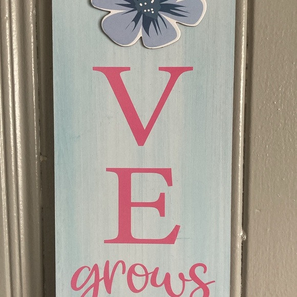 NWT Beautiful Blue & Pink Wooden- L🌸VE Grows Here- Vertical Floral Decor Sign - Picture 11 of 16